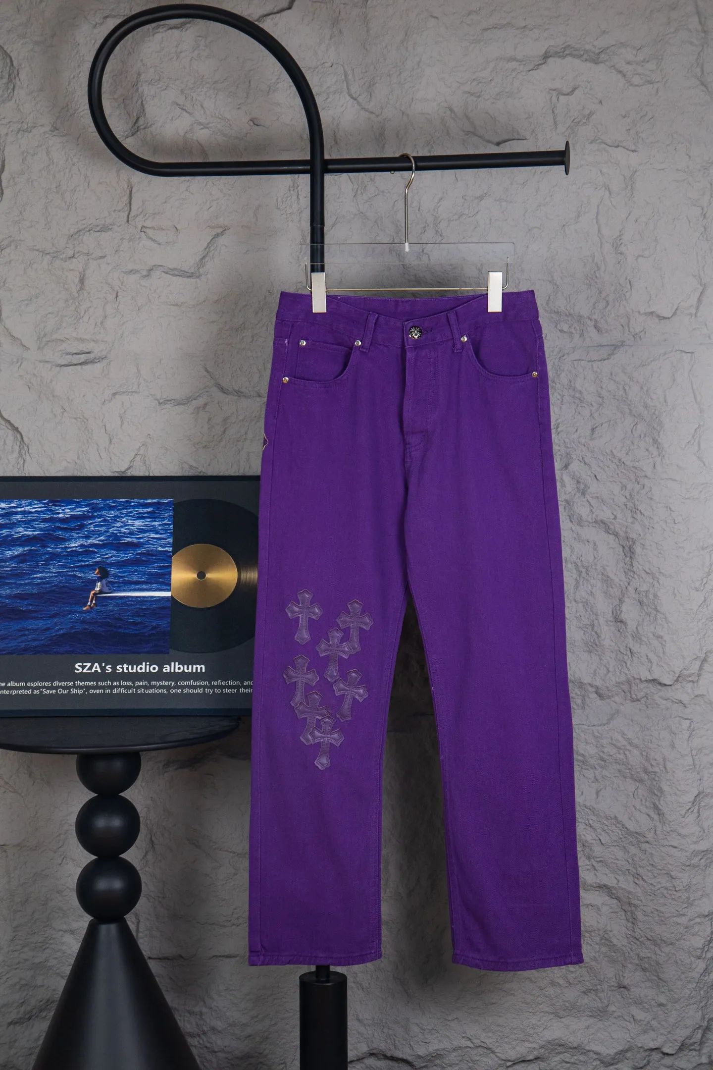 P260 top version CH Chromehearts 2025 new limited black pink cross patchwork leather couple style washed loose purple jeans 💜 Top quality ceiling quality styles with different washed textures, very friendly to people with thin legs and thick legs, the straight and loose version is very flattering to the leg shape. Moderate length that never goes out of style, easy to match with casually, basic styling for various styles, a must-have in the wardrobe! The fabric is stiff but also makes the upper body soft without losing texture. The washing process is even more perfect. It is a must-have item for everyone! ! ! Washed wheat, hang tag, pants label, three labels complete Color: Purple Size: 28, 30, 32, 34